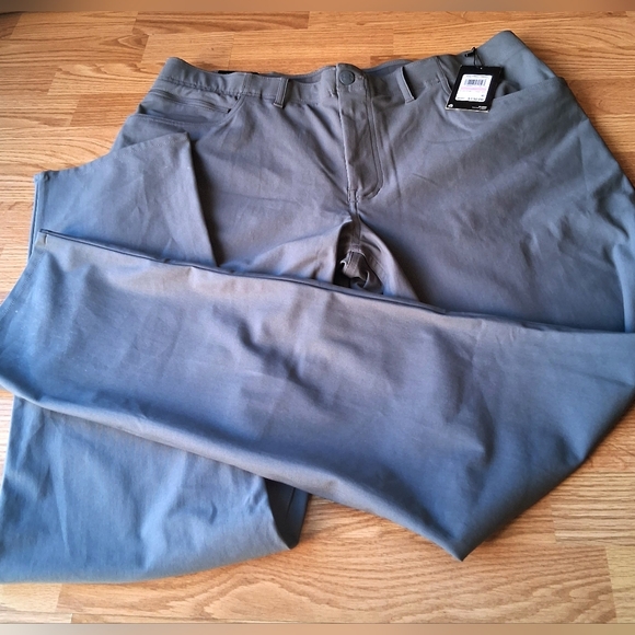 NWT Under Armour Mens Gray Pants. Super Soft Knit Sz 40 X 36 Msrp $130